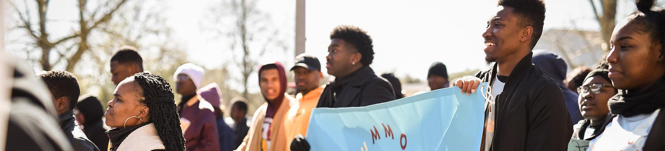非裔美国学生举着横幅游行.